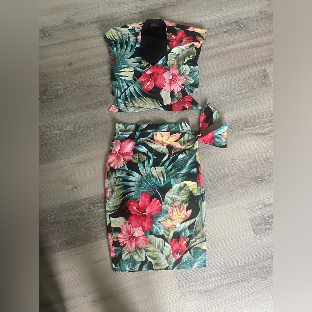 Tiki top and skirt 🌺